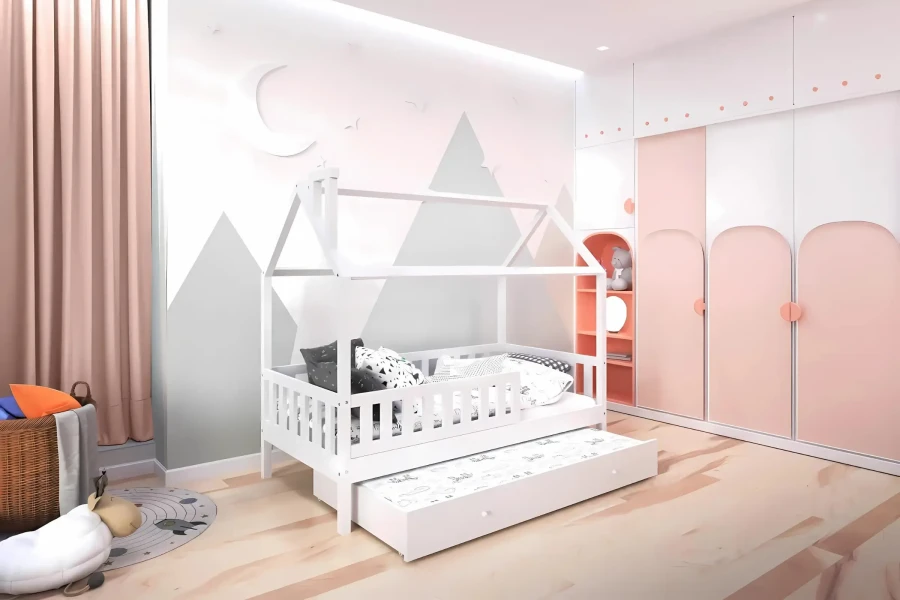 Modernes weißes Hausbett im Kinderzimmer mit ausziehbarem Gästebett und Bergwanddeko.