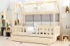Dekoriertes Kinderhausbett mit Lichterkette, gemütlichen Wandkissen und Berg-Motiv.