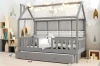 Graues Hausbett mit Ausziehbett und Lichterkette im Kinderzimmer.