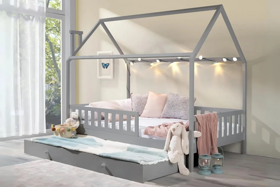 Kinderbett Hausbett in Grau mit gemütlicher Beleuchtung und Rausfallschutz.