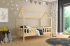 Gemütlich eingerichtetes Kinderzimmer mit einem Hausbett aus Holz und schöner Dekoration.