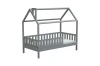 Graues Kinderhausbett mit Matratze und Schutzgitter, freigestellt auf weißem Hintergrund.