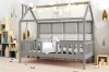 Dekoratives Hausbett in Grau mit Lichterkette und gepolstertem Kopfteil im modernen Kinderzimmer.