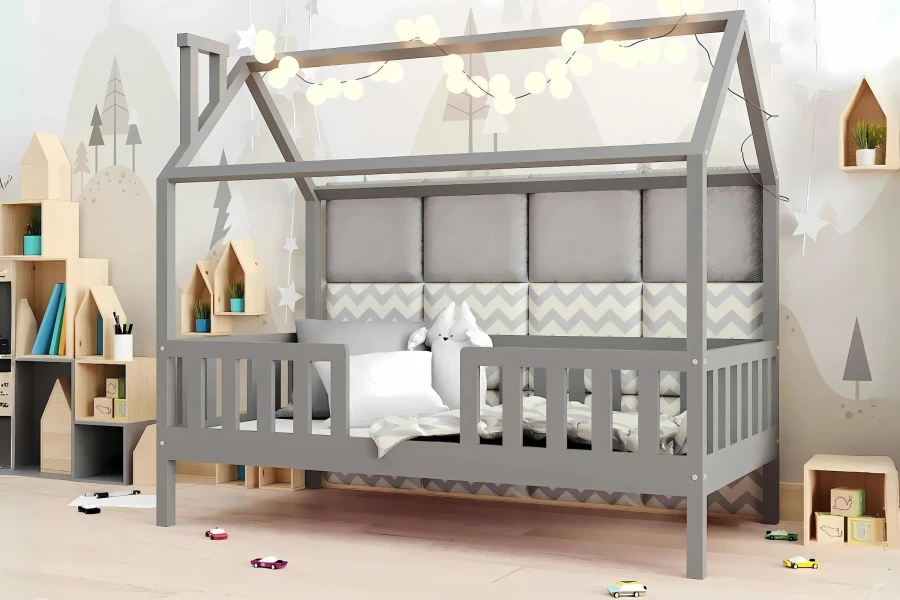 Dekoratives Hausbett in Grau mit Lichterkette und gepolstertem Kopfteil im modernen Kinderzimmer.