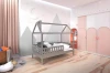 Modernes Mädchenzimmer in Rosa und Grau mit Hausbett, großem Kleiderschrank und Berg-Wanddeko.