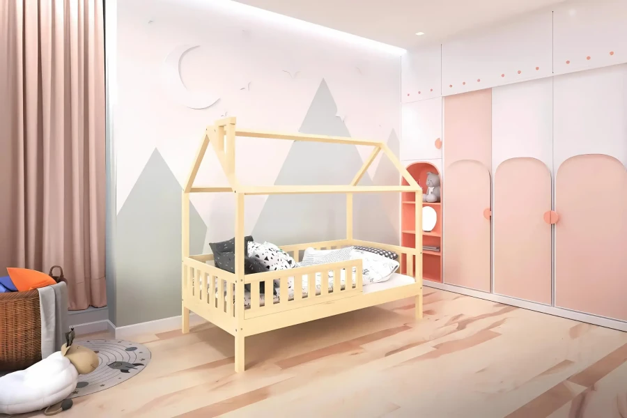 Kinderhausbett aus hellem Holz in einem modernen rosa Kinderzimmer mit Berg-Wanddeko.