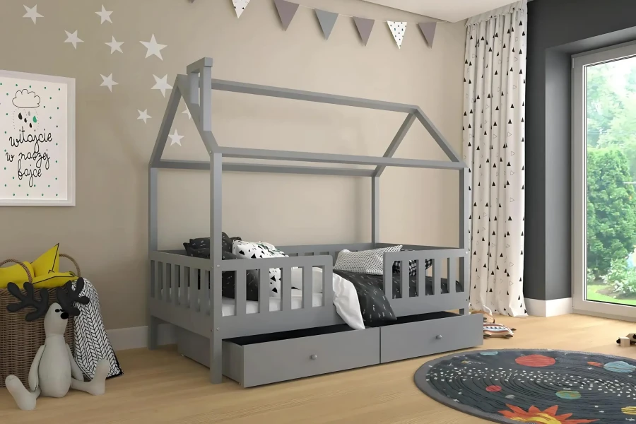 Eingerichtetes Kinderzimmer mit grauem Kinderbett in Hausform, Sternen-Wandtattoo und Vorhängen.