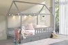 Gemütliches graues Kinderhausbett mit Lichterkette und weichen Kissen für erholsamen Schlaf.