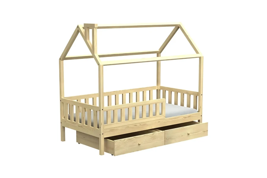 Hausbett für Kinder aus hellem Kiefernholz mit zwei ausziehbaren Schubladen auf weißem Grund.