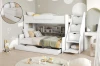 Weißes Etagenbett mit Treppen-Schubladen, Regalfach und Ausziehbett im modernen Kinderzimmer.
