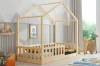 Montessori Hausbett aus Naturholz mit Umrandung im hellen Kinderzimmer.