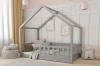 Skandinavisches Hausbett in Grau mit Rausfallschutz und Kissen im Kinderzimmer.