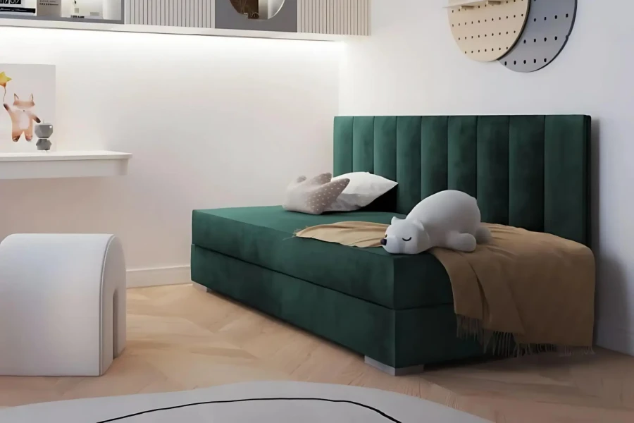 Elegantes grünes Samt-Polsterbett mit hohem, gestepptem Kopfteil.