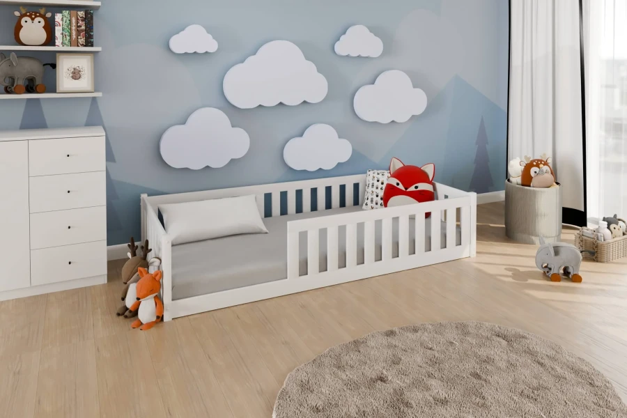 Modernes Montessori-Bodenbett in einem hellen Kinderzimmer mit Kuscheltieren und Wanddeko.