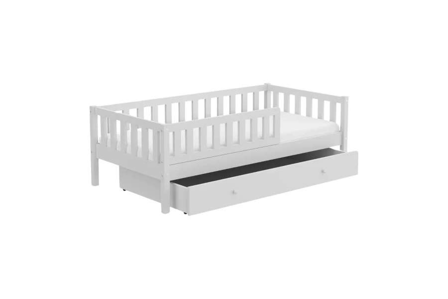 Weißes Kinderbett aus Massivholz mit Rausfallschutz und ausziehbarer Schublade.