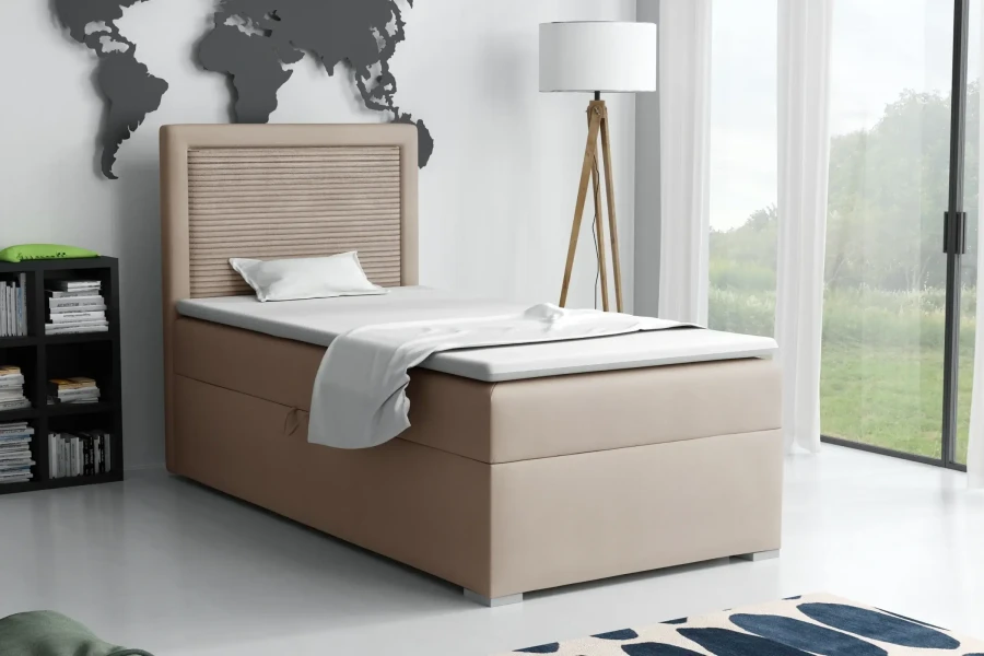Modernes Schlafzimmer mit beigem Boxspringbett, Weltkarte Wanddeko und Stehlampe.