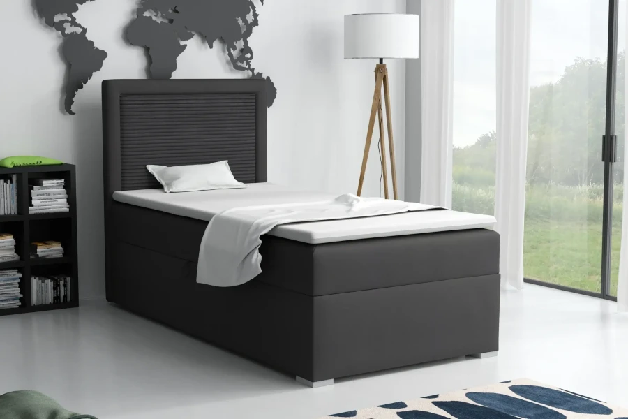 Elegantes graues Boxspringbett in einem hellen Zimmer mit moderner Einrichtung.