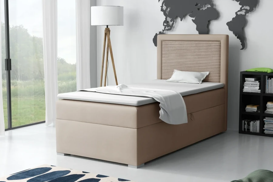Beige Boxspringbett im modernen Schlafzimmer mit Weltkarte und Stehlampe für gemütliches Wohnen.