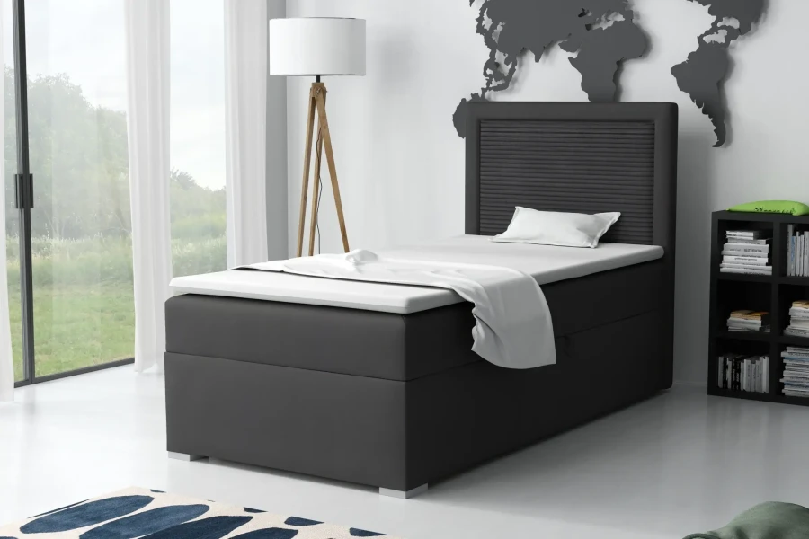 Graues Boxspringbett JAX im stilvollen Schlafzimmer mit Weltkarte-Wanddeko, Stehlampe und großen Fenstern.
