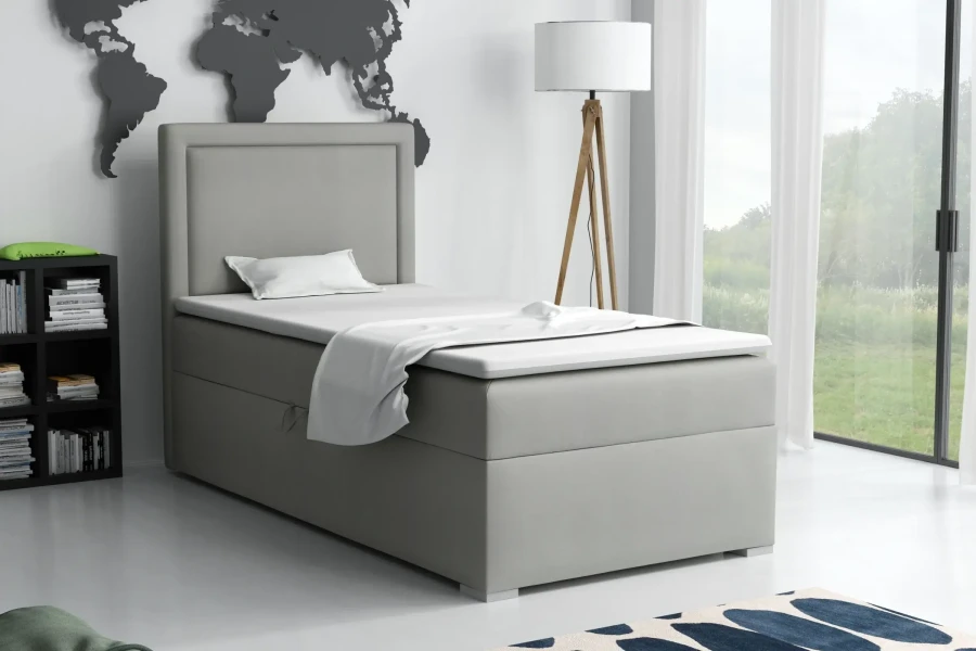 Boxspringbett ALA grau im stilvoll eingerichteten Schlafzimmer.