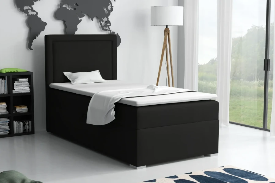 Modern eingerichtetes Schlafzimmer mit schwarzem Boxspringbett und stilvoller Wanddekoration.