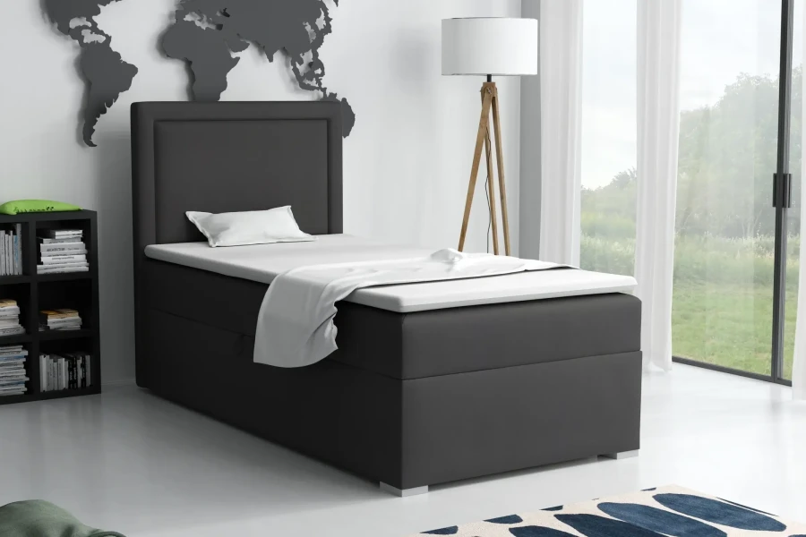 Anthrazitfarbenes Boxspringbett im modern eingerichteten Schlafzimmer mit Weltkarte-Deko.