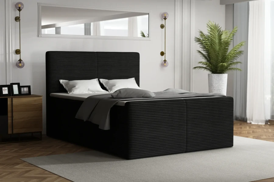 Schwarzes Boxspringbett Rocky im elegant eingerichteten Schlafzimmer mit Dekoration.
