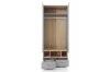 Zweitüriger Kleiderschrank in Grau und Holz mit einer geöffneten Schublade für mehr Stauraum.