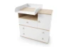 Weiße Wickelkommode mit Eichen-Details und abnehmbarem Wickelaufsatz für das Babyzimmer.