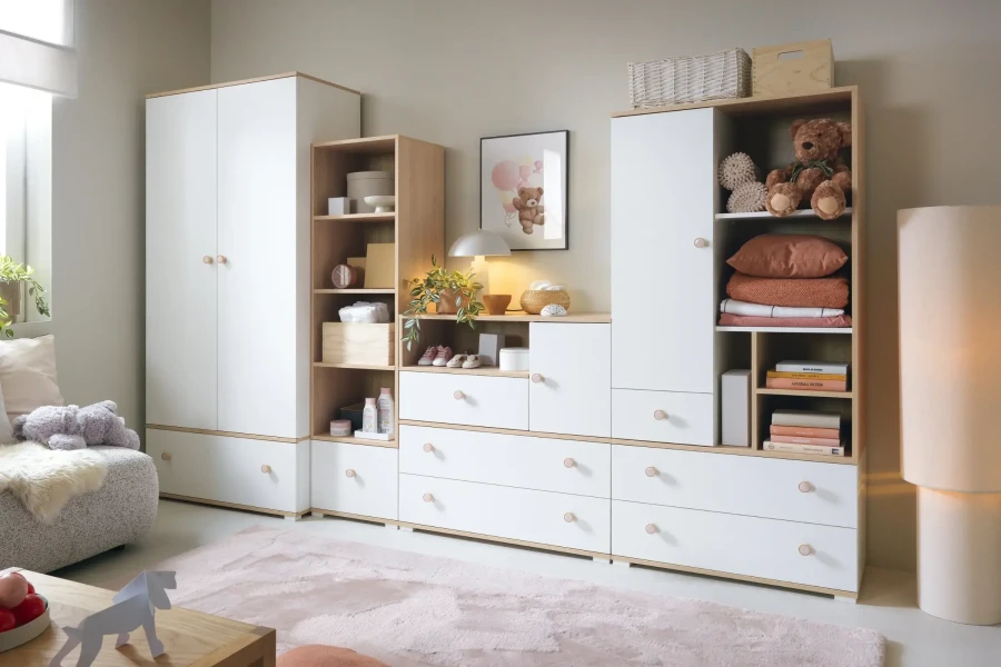 Modern eingerichtetes Kinderzimmer mit der kompletten Oktavia Möbelserie in Weiß und Eichen-Dekor.
