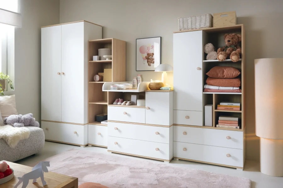 Modernes Kinderzimmer-Set in Weiß und Holzoptik inklusive Wickelkommode und Kleiderschrank.