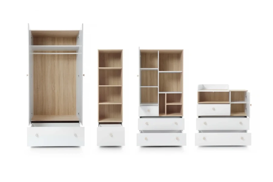 Geöffnete Möbel der Oktavia Kollektion: Kleiderschrank, Standregal und Wickelkommode in Weiß und Eiche.