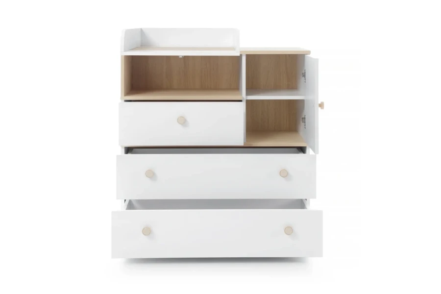 Weiße Wickelkommode mit Holzdetails, offene Schubladen und Türen für das Babyzimmer.