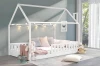 Hausbett für Kinder in Weiß mit Lichterkette und Dekokissen im hellen Raum.