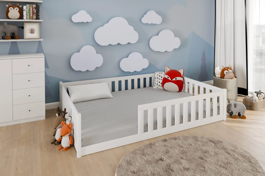 Weißes Holz-Kinderbett im Montessori-Stil mit Rausfallschutz in hellem Kinderzimmer.