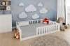 Weißes Montessori-Bodenbett im hellen Kinderzimmer mit Wolken-Wanddeko.