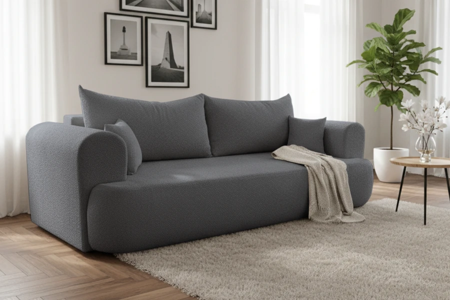 Dunkelgraues Polstersofa in modernem Wohnzimmer mit flauschigem Teppich und Zimmerpflanze.