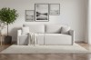 Elegantes hellgraues Sofa in einem modern eingerichteten Wohnzimmer mit Dekoration.