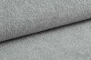 Nahaufnahme von hellgrauem Bouclé-Stoff mit weicher Textur.