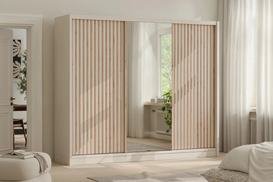 Eleganter weißer Schwebetürenschrank mit Holzlamellen und mittigem Spiegel im hellen Schlafzimmer.
