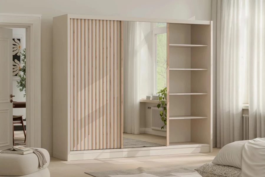 Weißer Schwebetürenschrank mit Holzlamellen und Spiegel, rechte Seite mit Regalen geöffnet.