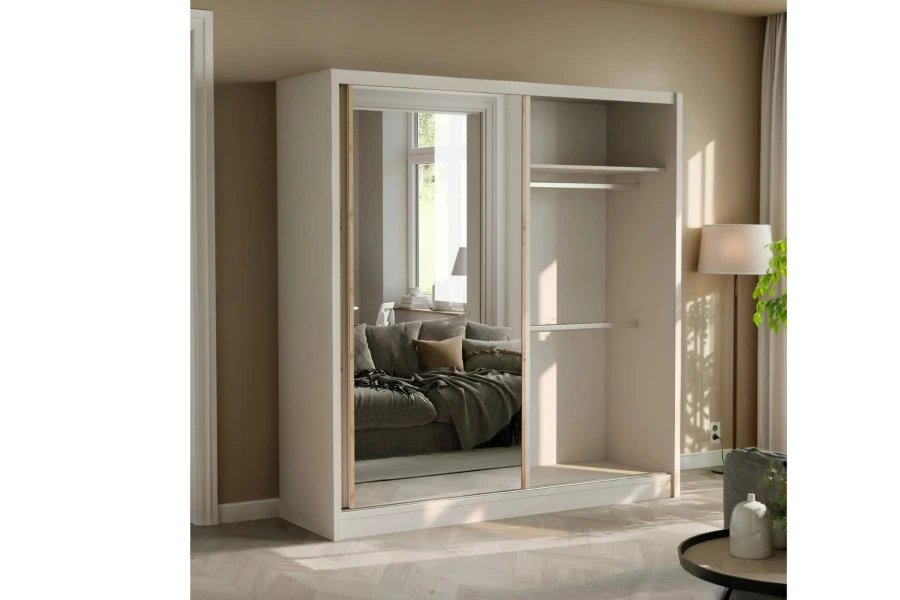 Kleiderschrank mit Spiegeltür und Innenansicht der Kleiderstangen im Schlafzimmer.