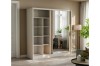 Weißer Schwebetürenschrank mit Spiegel und offenen Regalfächern im modernen Wohnzimmer.