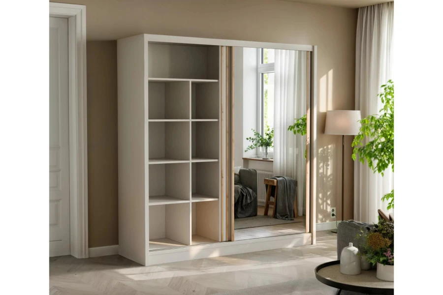 Weißer Schwebetürenschrank mit Spiegel und offenen Regalfächern im modernen Wohnzimmer.
