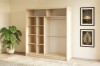 Offener Kleiderschrank aus hellem Holz mit Regalfächern und Kleiderstangen im Schlafzimmer.