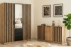 Möbel-Set Eiche mit Lamellen: Kleiderschrank mit Spiegel und passende Kommode im Schlafzimmer.