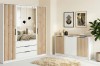Moderner Kleiderschrank und Sideboard in Weiß mit Holzlamellen im Schlafzimmer.