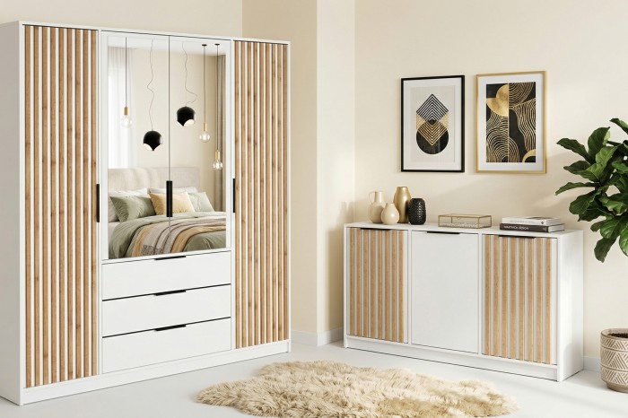 Moderner Kleiderschrank und Sideboard in Weiß mit Holzlamellen im Schlafzimmer.