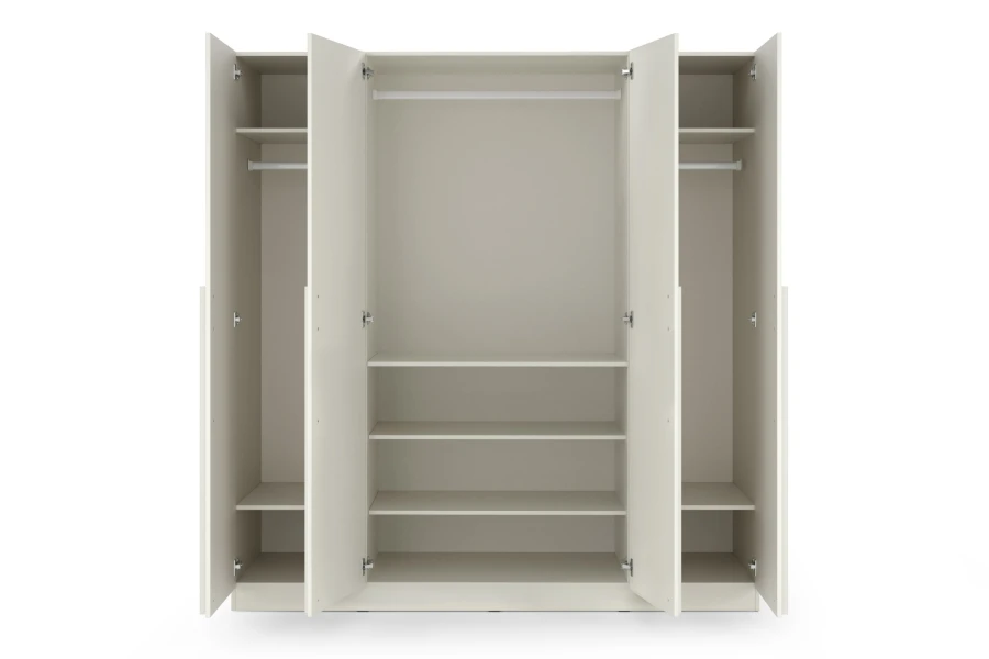 Offener Schrank mit variabler Innenausstattung, Regalen und Kleiderstangen.