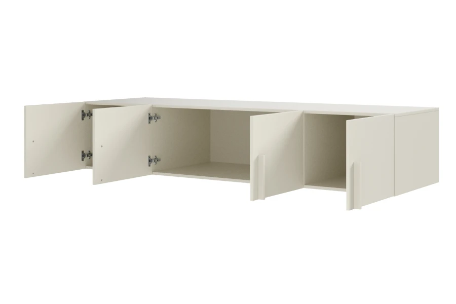 Beiger Hängeschrank mit 4 Türen, zwei davon offen, zeigt großzügigen Stauraum für das Wohnzimmer.